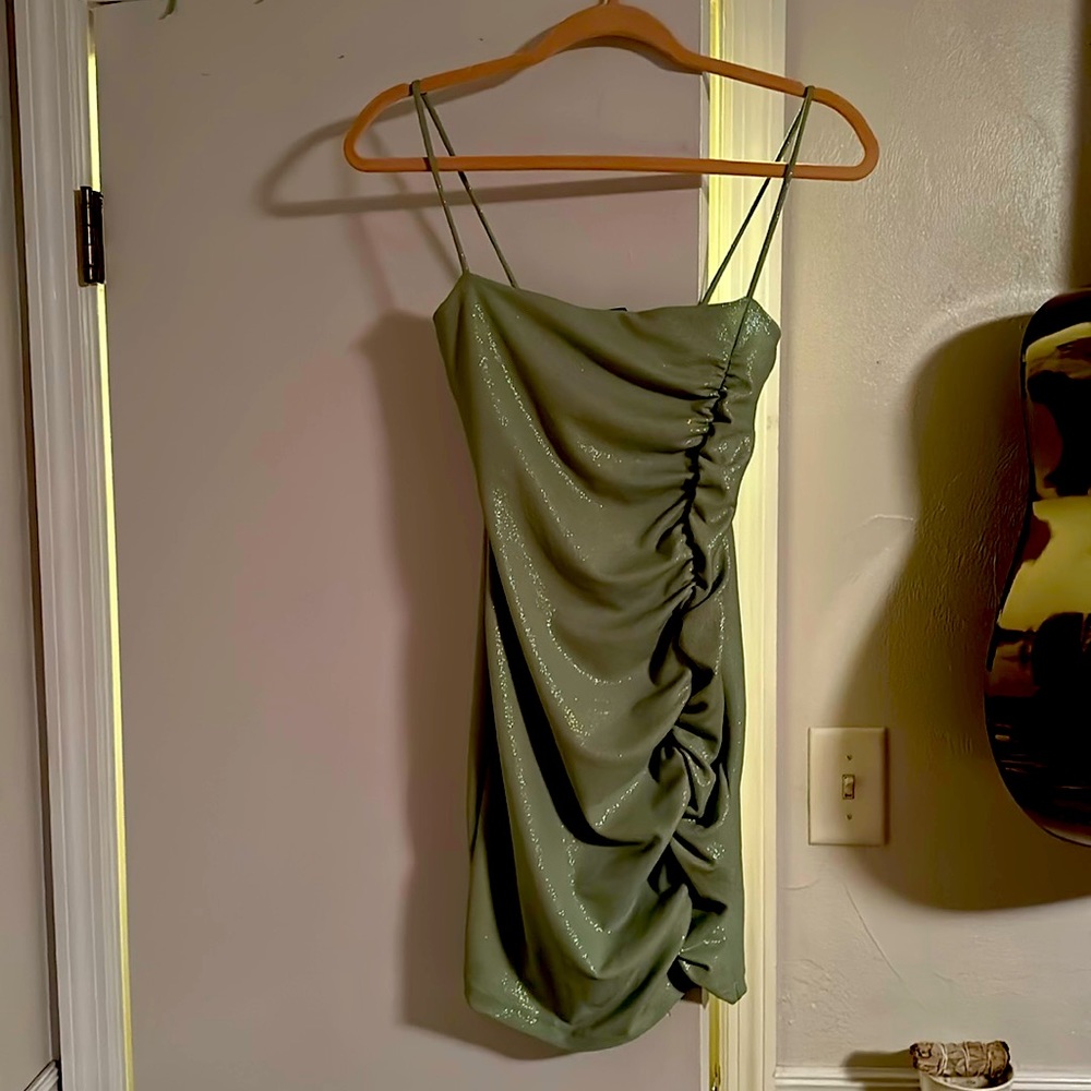 I’m selling a size small homecoming  dress. It’s a Windsor,small green dress.